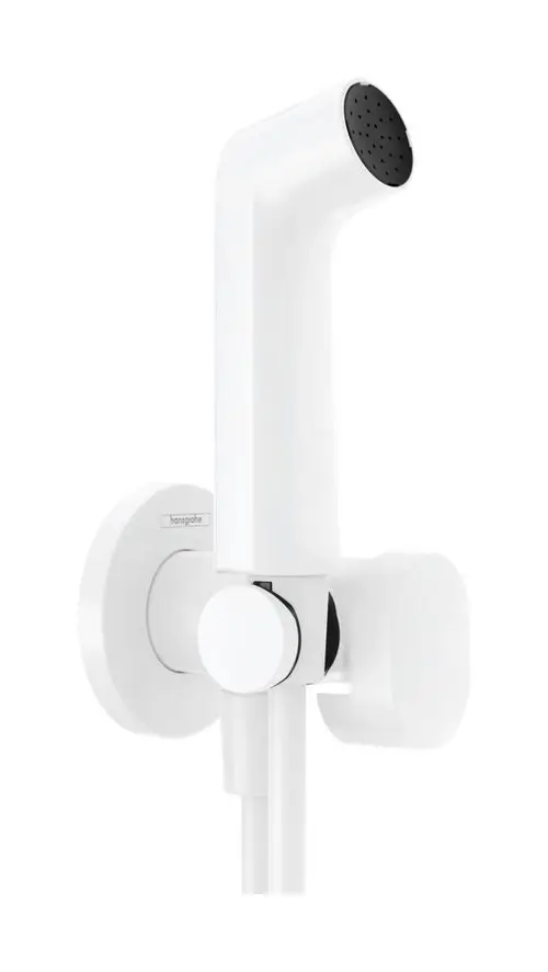 Weiße Handbrause mit runder Düse und Halterung, montiert an der Wand. Ausgestattet mit einem Brauseschlauch und einem Bedienrad. Marke: Hansgrohe.